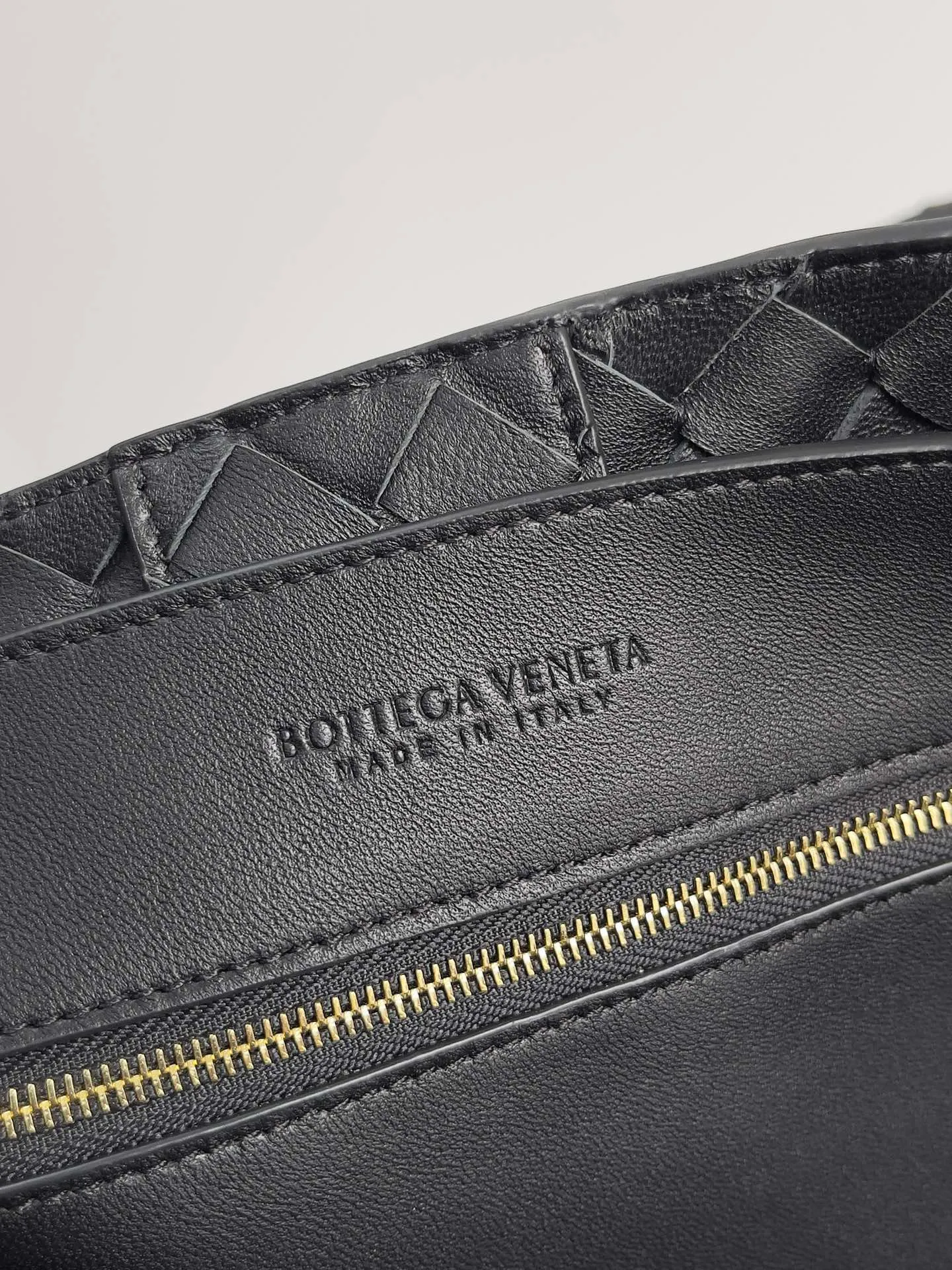 Batch 3760 Recently, the same style of bag that celebrities love is both high-end and practical. Michelle Yeoh, Kim Namjoon, Jing Boran, Tong Liya, Sun Qian, Wu Qianyu, Du Juan, Ma Yili and Bai Baihe are all carrying Bottega Veneta summer series Andiamo handbags. Andiamo has a simple structure and rounded lines. The whole piece is made of Nappa leather. It is comfortable, soft and dynamic. It adds interest to daily life and can be easily matched with various styles. Andiamo handbags are available in three sizes: small, medium and large. There are many colors to choose from, which can meet different needs. You can really carry it whether it is daily or attending events. Style number: 743575 Size: 45*22*34 including handle height 44cm